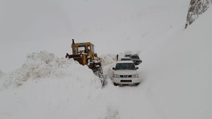بارش برف راه ارتباطی ۳۸ روستا را در قزوین مسدود کرد