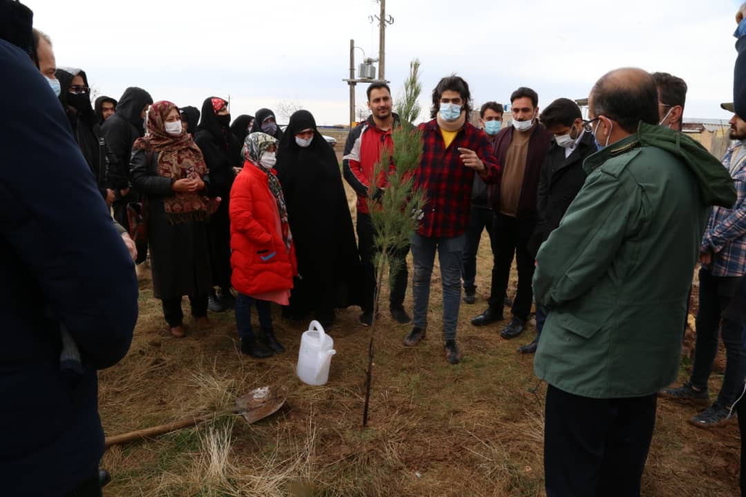 کاشت درخت به نام شهدای هسته‌ای در اراضی ملی قزوین
