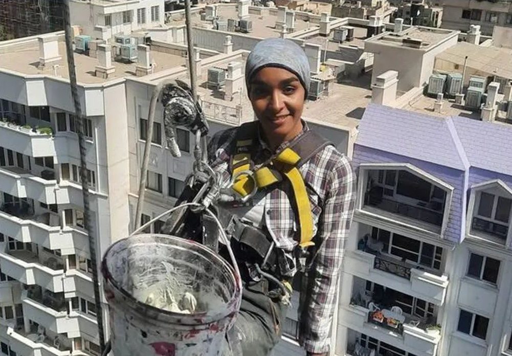 دختر جوان ایرانی راپل کار که روزی ۱۲ ساعت در هوا معلق است